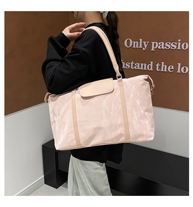 Detailansicht einer großen Reisetasche mit rosa Marmormuster an einem Modell getragen