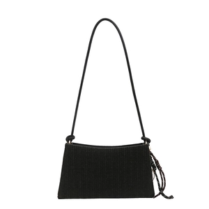 Bolso sobre tejido negro minimalista con correa ajustable y detalle de borla