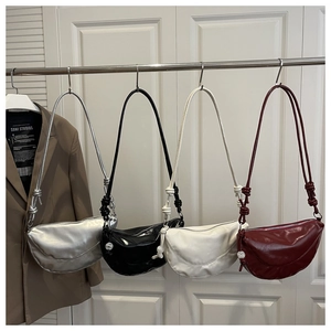 Sacs hobo en argent, noir, blanc et bordeaux avec des bretelles à nœuds élégants