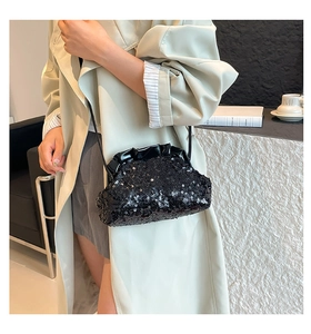Dettaglio della borsa a nuvola con paillettes nere con texture a pieghe e tracolla in pelle