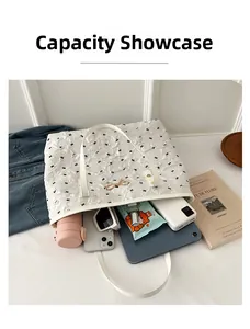 Vue détaillée de la capacité du sac fourre-tout blanc texturé à motifs de cœur