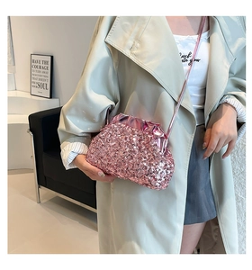 Dettaglio borsa a nuvola con paillettes rosa, tracolla a catena e design a pieghe