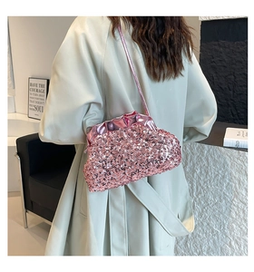 Borsa nuvola con paillettes rosa, chiusura metallica increspata e tracolla sottile sul modello