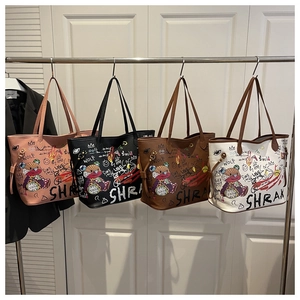 Détail de quatre sacs seaux colorés avec graffitis suspendus sur un support