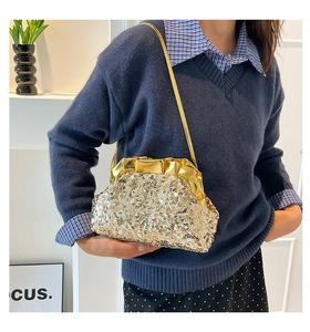 Dettaglio borsa a nuvola con paillettes dorate con trama scintillante e catenina