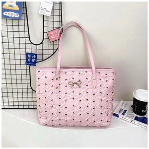 Vue macro détaillée du sac cabas plissé rose avec motifs nœuds noirs et ornement en métal