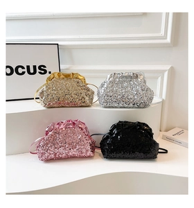Dettaglio di borse a tracolla con paillettes oro, argento, rosa e nero su supporto bianco