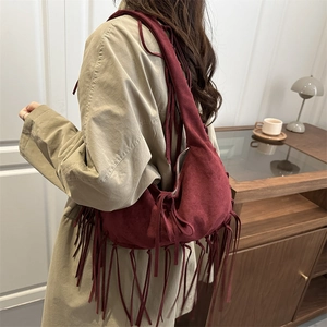 Bolso hobo retro burdeos en ante con flecos largos y correa de hombro casual para mujer