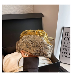 Dettaglio borsa nuvola con paillettes dorate e finiture in pelle plissettata e catena