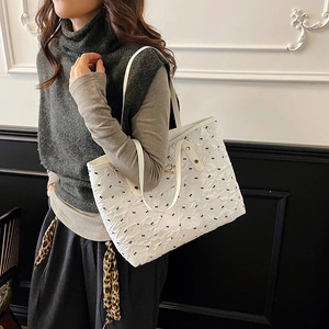 Sac fourre-tout plissé blanc avec imprimé nœud noir et longues anses d'épaule