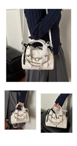 Dettaglio borsa bianca in pelle PU con fiocco nero pizzo e ciondolo a croce