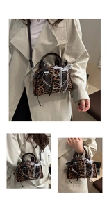 Dettaglio della borsa Boston leopardata con fiocco in pizzo e catena metallica fine