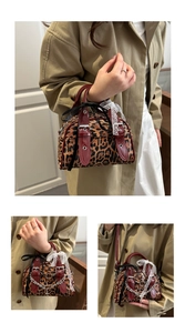 Borsa a tracolla leopardata con finiture in vernice bordeaux e fiocco in pizzo