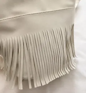 Détail des coutures nettes et des franges épaisses sur ce petit sac à bandoulière blanc