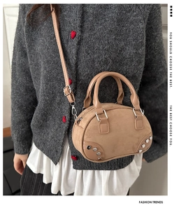 Dettaglio borsa bowling in nubuck marrone chiaro con borchie argento e tracolla
