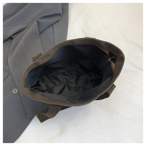 Draufsicht auf Canvas-Tasche mit Innenfutter und sicherem Reißverschlussfach innen
