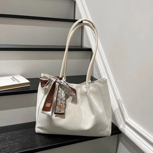 Sac cabas beige mat minimaliste avec foulard décoratif en soie pour tenue de bureau femme