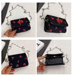 Vue multi-angle d'un sac carré à imprimé cerise avec bandoulière chaîne et détail cerise 3D