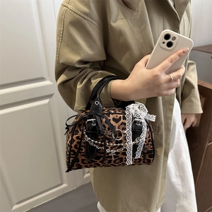Borsa a mano retrò leopardata con catene argentate, ciondoli a croce e fiocco di pizzo