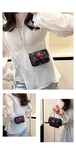 Détails du mini sac noir à imprimé cerise avec breloque cerise en strass et chaîne argent