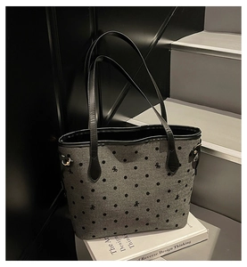 Détail du sac cabas en feutre gris à pois et broderie sur des livres design