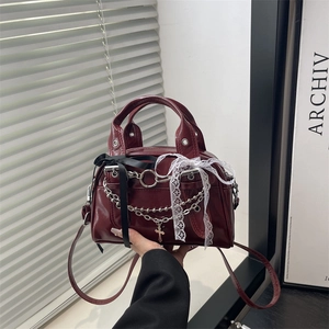 Dunkelrote Lackleder Boston Bag mit Metallketten und Schleifen-Details