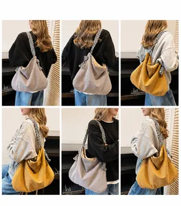 Détail de sacs à bandoulière en velours côtelé avec nœuds à rayures en gris et jaune