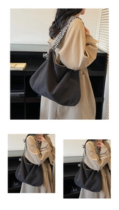 Gros plan du sac cabas en velours côtelé avec texture et bandoulière à carreaux tissée
