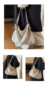 Détail du sac cabas en velours côtelé beige avec bandoulière tissée rayée et nœud décoratif