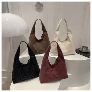 Bolsos Hobo retro con estampado de leopardo y lisos de ante mate en bases de exposición