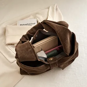Vue intérieure du sac cabas en daim marron montrant la capacité de rangement quotidien