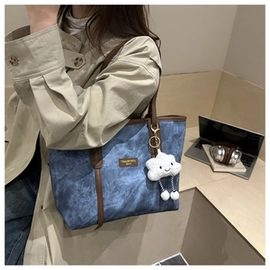 Sac cabas bleu rétro avec poignées en cuir et charmant nuage en peluche blanc