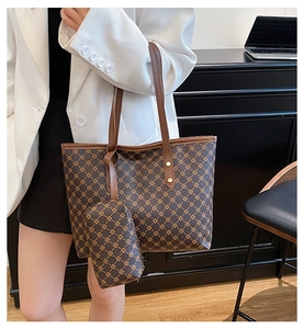 Détail du grand sac cabas à motifs géométriques avec pochette et rivets dorés