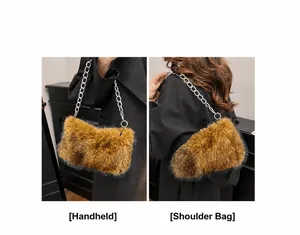 Dettaglio borsa in peluche color marrone chiaro con tracolla a catena in metallo