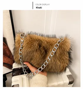 Dettaglio borsa in ecopelliccia kaki con catena in metallo argentato su una valigia