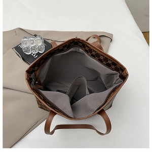 Vue intérieure avec doublure en tissu gris, poche zippée et grand espace de rangement