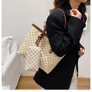 Détail de l'ensemble cabas floral avec pochette assortie et lanières brunes en situation
