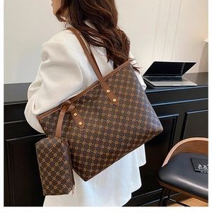 Détail d'un grand sac cabas marron à imprimé vintage avec pochette pour le travail