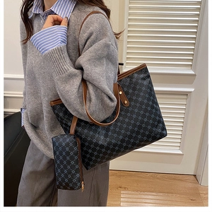 Détail d'un cabas bleu marine à motif étoilé avec pochette porté par un mannequin