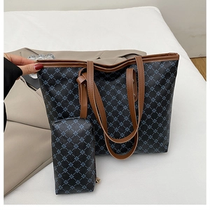 Détail du grand sac cabas avec motif floral géométrique et anses en cuir marron