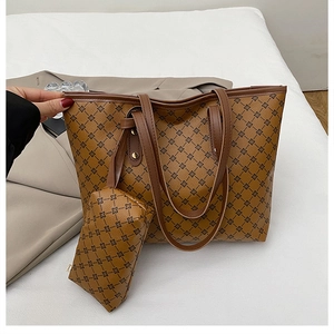 Détail de l'ensemble cabas tendance avec motifs géométriques et pochette assortie en marron