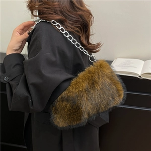 Dunkelbraune Kunstfell-Schultertasche mit silberner Kette in der Seitenansicht