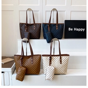 Détail de quatre grands sacs cabas à motifs d'étoiles rétro en diverses couleurs