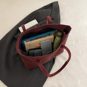Binnenaanzicht van de bordeauxrode shopper met grote capaciteit voor laptop en spullen