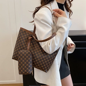 Sac fourre-tout marron à monogramme avec pochette assortie et lanières en cuir