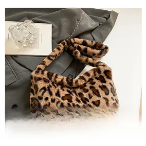 Détail de la texture léopard en fausse fourrure et de la poignée en peluche douce