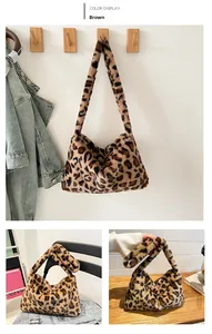 Détail d'un sac à bandoulière en fausse fourrure léopard avec une texture douce et poilue