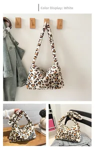 Détail du sac à bandoulière en fausse fourrure léopard avec texture pelucheuse et sangle