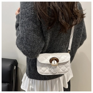 Close-up of a white quilted crossbody bag with rhombic pattern and a wooden buckle