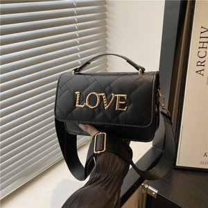 Borsa a tracolla trapuntata nera con scritta LOVE dorata e ampia tracolla in nylon